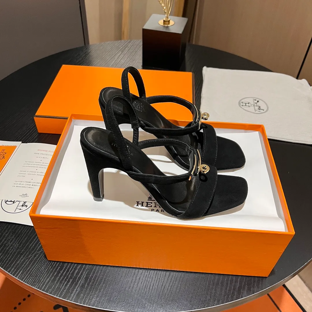 👟👟Ex-factory price 600👟👟 💋💋Continue the classics Hermes Classic H high-heeled sandals series————————Fashionable classic and versatile super comfortable It took half a year to disassemble the original version and develop it with craftsmanship and perfection in every detail Simple and smooth design to create a fashionable, classic and soft look 🥰🥰 Material: Original custom-made sheep suede, sheepskin lining for feet, Italian genuine leather outsole ▪️Heel height: 9cm ▪️SIZE: 34-42 (34.41 42 customized, non-returnable and non-exchangeable)
